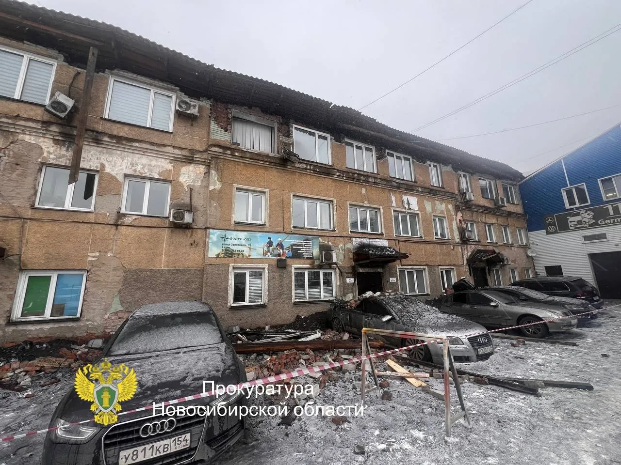 Часть административного здания в Новосибирске рухнула на припаркованные рядом машины