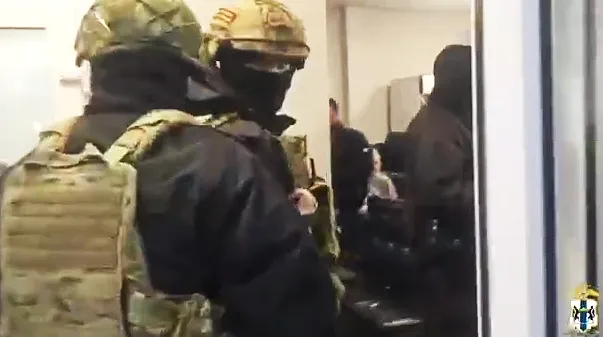 В Красноярске рейд в хостелах для мигрантов выявил нарушителей воинского учёта