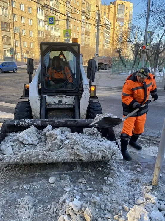 После оттепели — лёд: на улицы Красноярск вышли 180 бригад