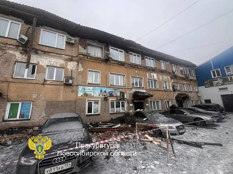 Часть административного здания в Новосибирске рухнула на припаркованные рядом машины